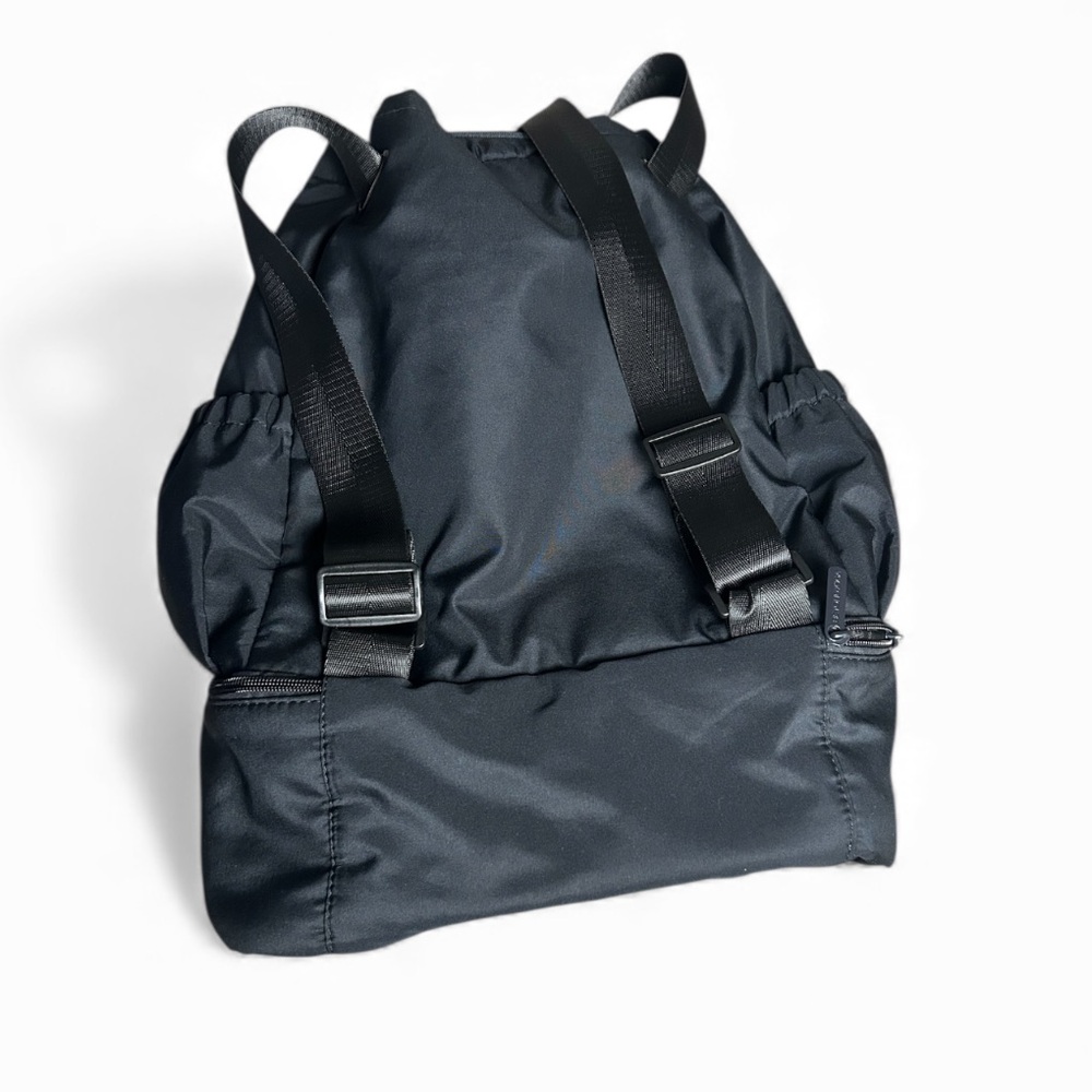 NWOT Beyond Yoga Convertible Gym Bag Black Backpack Tote Pockets - Picture 6 of 8